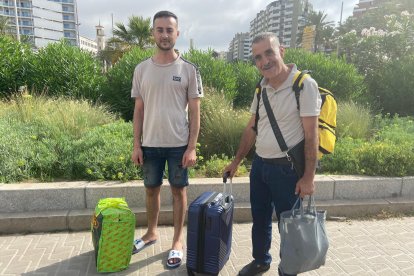 Abdel el Malik recoge a su tío, procedente de Nador, en el Puerto de Almería.