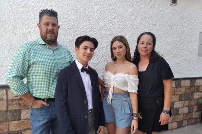 Paco y Manoli con sus dos hijos.