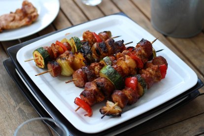 Brochetas de pollo.