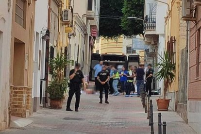 Agentes de la Policía Nacional y de Medicina Legal Forense, en el lugar del suceso.