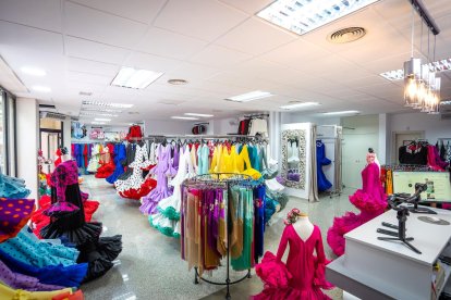 Vista interior de Islu Creaciones, con vestidos y complementos de diseño flamenco.