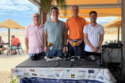 De izquierda a derecha: Diego Rodríguez, de Veracines; Antonio Martínez, hermano mayor de la Hermandad de la Virgen de las Angustias; José Ramón Rubio, de Vera Dental y el periodista Guillermo Mirón.