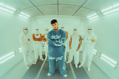 El cantante almeriense JV Cerezo en su videoclip 'Dilo Ma'.