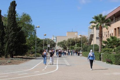 Imagen de archivo de estudiantes en el campus de la Universidad de Almería.