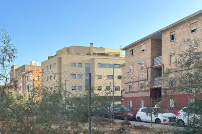 Solar del Barrio Alto lleno de suciedad