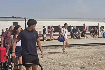 Pasajeros abandonando el Intercity averiado el miércoles en Granada