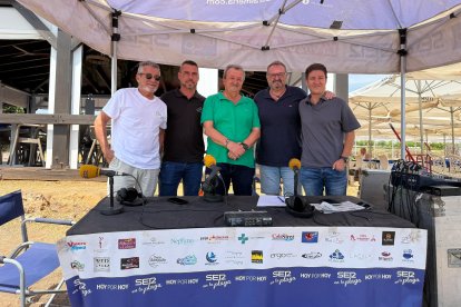 Manuel Vico, pregonero de este año; Luis, gerente del Chiringuito Mar de Pulpí, referente gastronómico; el alcalde Juan Pedro García; el teniente de alcalde Juanba López y el periodista Guillermo Mirón.
