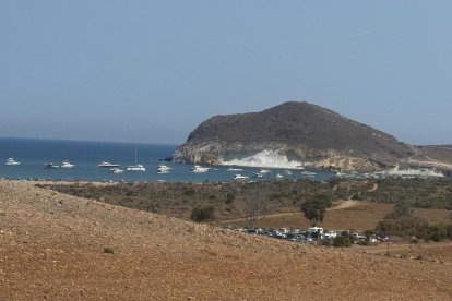 Una línea de más de veinte barcos recreativos echan el ancla en Genoveses.