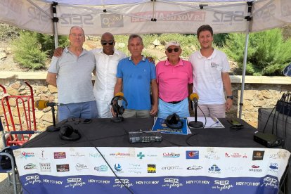 Los miembros del Centro de Mayores San Cleofás: Pedro Rico, Barbarito Montagne y Felicísimo Lorenzo, con el alcalde pedáneo de Villaricos, Juan Velasco y el periodista Guillermo Mirón. candela torres