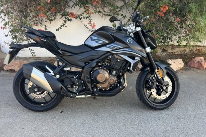 La VOGE R625 destaca por su diseño agresivo y compacto, con una presencia que transmite deportividad desde el primer vistazo.