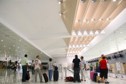 Pasajeros en el aeropuerto de Almería.