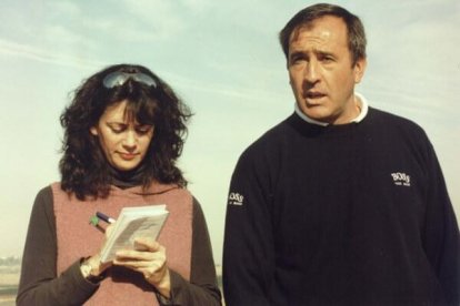 La periodista 'Chiky' Trillo y el golfista español, Severiano Ballesteros en la playa de Somo