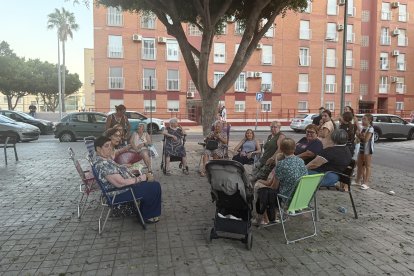 Las señoras se reúnen cada tarde en su plaza