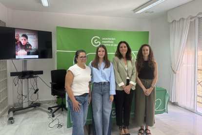 María del Mar Estévez, paciente oncológica; Celia García, 2ª Beca Postdoctoral de la Asociación; Magdalena Cantero, presidenta de la Asociación Española Contra el Cáncer en Almería; y Alba Esteban, 1ª Beca Postdoctoral de la Asociación.