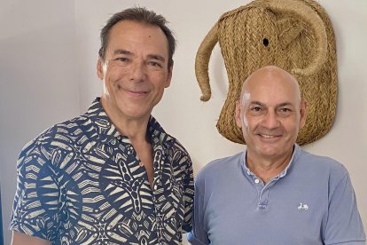 Javier Gómez Bermúdez en su casa de Almería junto al autor de la entrevista, Antonio Hermosa.