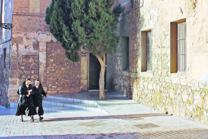 La antigua casa del cura Romero y las ventanas de la escuela de Seises.