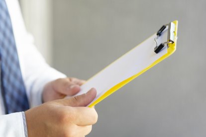 Un hombre con un documento en sus manos.
