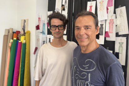 Javier Cerdán junto al autor de la entrevista, Antonio Hermosa, en su taller de Almería.
