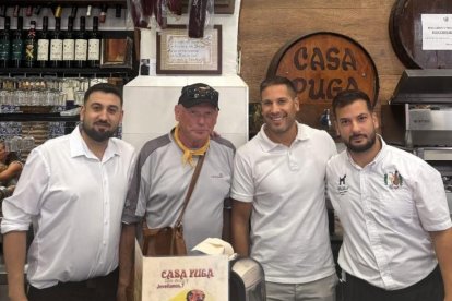 Juan José Ibarretxe, tras la mítica barra de Bar Casa Puga.