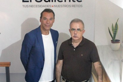 Matías García, junto al autor de la entrevista, Antonio Hermosa en las oficinas de El Saliente en Almería.