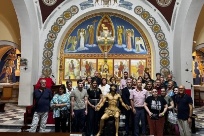 Foto de familia en el altar mayor de San Isidro Labrador: la Hermandad de la Estrella recibió a miembros de la ONCE.