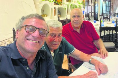 Los laneros Miguel Ángel Mañas y Sebastián González Mañas y Antonio Torres en Terraza Carmona, el pasado miércoles