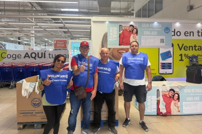 Grupo de voluntarios en el Carrefour de la Avenida del Mediterráneo: Judith Elena Ortiz, José Barandica, Edgar Bolivar y Maykel Romero