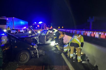 Bomberos de Almería, durante el rescate de los atrapados en el accidente en Viator.