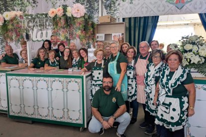 El trabajo de las hermandades es claves para que miles de personas acudan al recinto. En la imagen, parte de la plantilla del Paso Blanco.