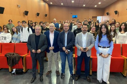 Foto de familia tras la finalización de la mesa redonda, moderada por Antonio 'Chacho' Torres.