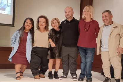 Desfile en el que participó 'A tu altura': Jaqueline, Alicia, Trini Marín (creadora de la marca y de la ropa), Nacho, Sole y José. Todos con ropa hecha a medida