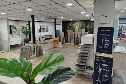 El showroom de Azulejos Membrives, con una amplia exposición de pavimentos y revestimientos en gran formato