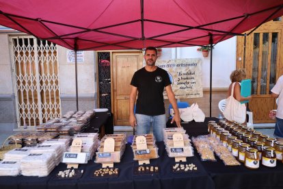 Benjamín en una feria vendiendo sus turrones artesanales 'made in': Olula de Castro.