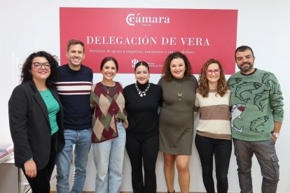 Representantes de Vitea Salud junto a la edil veratense y la responsable de la Delegación de la Cámara de Comercio en Vera.