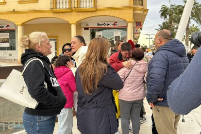 Familiares y allegados del menor junto a vecinos en el minuto de silencio convocado.