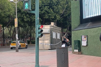 El kiosco de Surbus, en la Rambla, desplazado tras el accidente de la pasada madrugada.