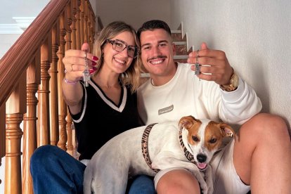 Lucía y su pareja, junto a Zoe.