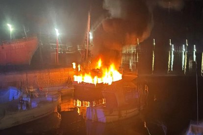 La embarcación entre llamas en el puerto pesquero de Almería.