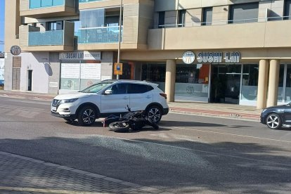 Accidente entre un coche y una moto en la Vega de Acá.