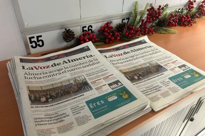 Varios ejemplares de La Voz de Almería en su versión impresa.