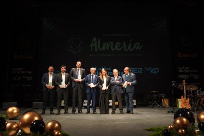 Premiados, directiva de La Voz de Almería y autoridades políticas en la tradicional fotografía de familia que puso el broche de oro a la gala.