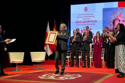 El artista flamenco José Mercé recibe el título de 'Hijo Adoptivo de la ciudad de Almería'.