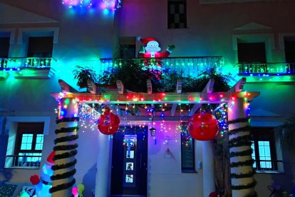 Las fachadas de las casas de Ciudad Jardín se llenan de luz, color y magia durante estas fechas navideñas.