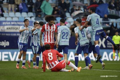 Aridane Hernández volvió a quedar señalado en el primer gol del Málaga cayendo al suelo frente a Chupe.