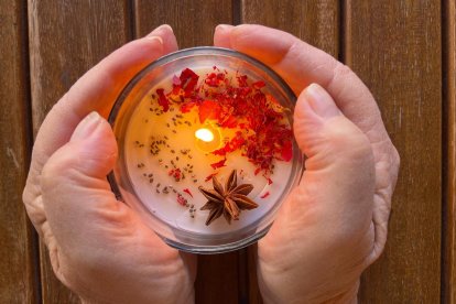 Unas manos sostienen una de las Cuqui velas, un proyecto artesanal y solidario con sello almeriense.