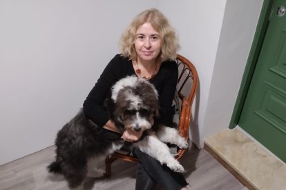 Anna Romaguera, autora del libro, junto a su perrita Renata