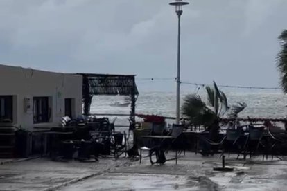 Sillas volando tras el paso del 'tornado' marino en La Isleta.