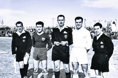 Amistoso jugado en el estadio de La Falange el 1 de mayo del 58 entre el Almería y el Adra. Los árbitros eran Ferrete, Urrea y Parra.