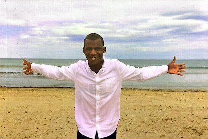 Ismael Diallo, 'Cami', en la playa de El Zapillo, en Almería.