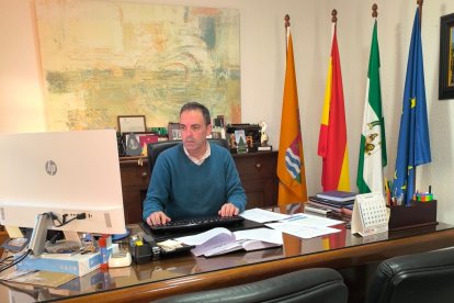 Pedro Ridao, alcalde de Antas en su despacho.